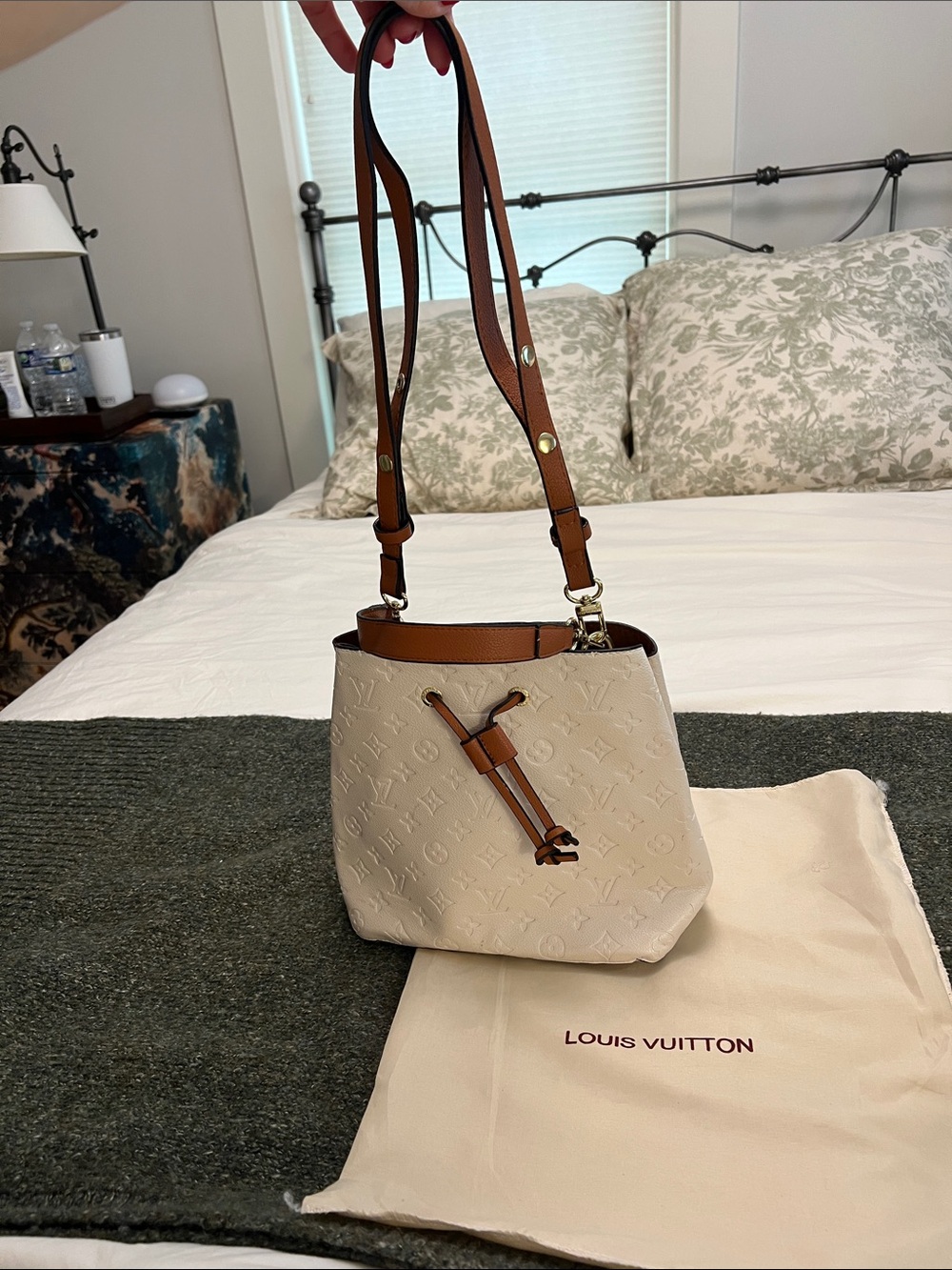 Louis Vuitton Néonoé leather handbag